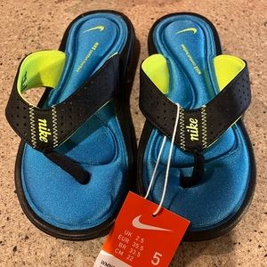 Nike size 5 comfort thongs